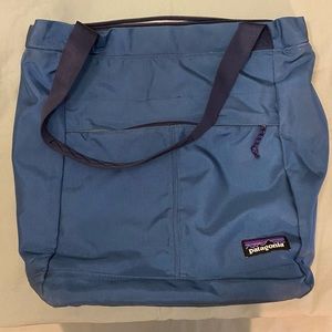 Patagonia work shoulder bag with laptop compartment.